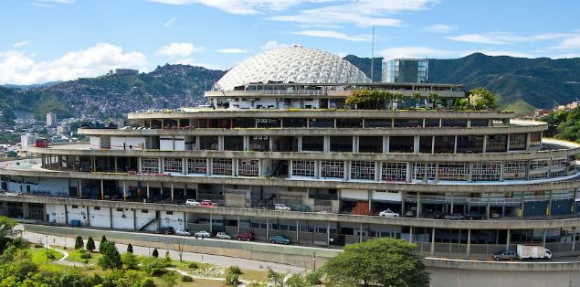 ift eritli bir yol zerine ina edilmi 320 maazal ve iki asansrl bu yap, dnyann ilk arabaya servisli alveri merkezi unvanna sahibi olutu.  