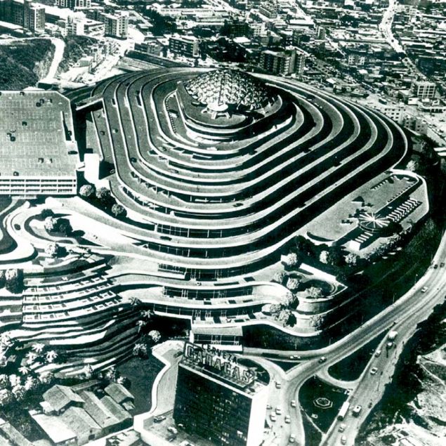 Dnyann drt bir yanndan insanlar bu sper projenin etkileyici tasarmna  ahitlik etmek istiyorlard.  