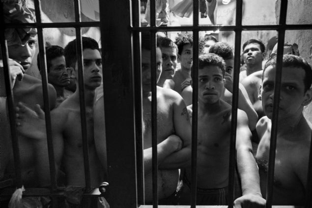 Yerel bir STK tarafndan hazrlanan raporlar dorultusunda; Helicoide ierisinde,   SEBIN ve Bolivya Ulusal Muhafz ajanlar tarafndan, Ocak 2014'ten 2016 Haziran'na   kadar 145 ikence ve insanlk d muamele vakasnn gerekletii belirtildi.  <br><br>  Gnmzde, Helicoide ierisinde hkmeti protesto eden rencilerle birlikte en az   340 mahkum bulunuyor.    