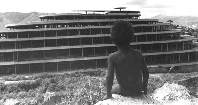 Venezuela'nn bakenti, Caracas'ta 25 dnmlk bir arazi zerine ina edilen Helicoide,  'sarmal (helezon)' anlamna gelen 'helix' kelimesinden alyordu.  