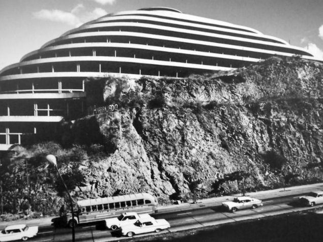 Helicoide'in dier mimari Dirk Bornhorst, bu yapy'rampalara yerletirilmi   maazalarla dolu bir alveri da' olarak tanmlyordu.  