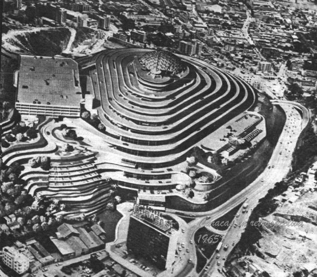 O dnemler, Venezuela'nn devlete ait petrol irketi, II. Dnya Sava   mttefiklerinin petrol tedarikisi olarak byk kazanlar salyordu ve   hkmet buradan gelen parayla Helicoide'i ina etmeye karar verdi.  