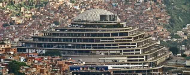 Elbette ki, bu lks tesisin ierisinde sergi salonlar,spor salonlar, revir, havuz,  yedi ekranl sinema ve bowling salonu gibi daha birok aktivite merkezi de bulunuyordu.  <br><br>  Ancak bu proje 1958 ylnda, Perez Jimenez diktatrlnn kyle birlikte iptal   edildi.  