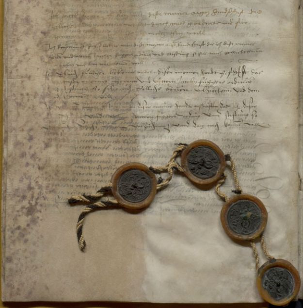 lk haber servisini kurdu  <br><br>  Jakob Fugger bilginin deerli olduunu biliyordu ve bu yzden bilgiye rakiplerinden nce erimek   istiyordu. Bu nedenle, farkl ehirlerdeki siyasi ve ticari faaliyetler hakknda bilgi getiren   ulaklara para dyordu. Halefleri bu gelenei yaatt ve sonunda Fugger Bltenleri kuruldu.  Bazlar bunu dnyann en eski gazetesi olarak kabul eder.    