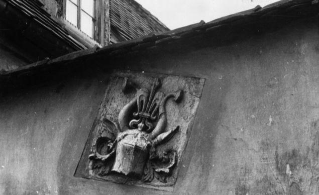 Fugger asil snf yesi yaplmt ve kont unvan alan ilk tccard.   Ailesinin amblemi Augsburg'da hala grlebiliyor.    