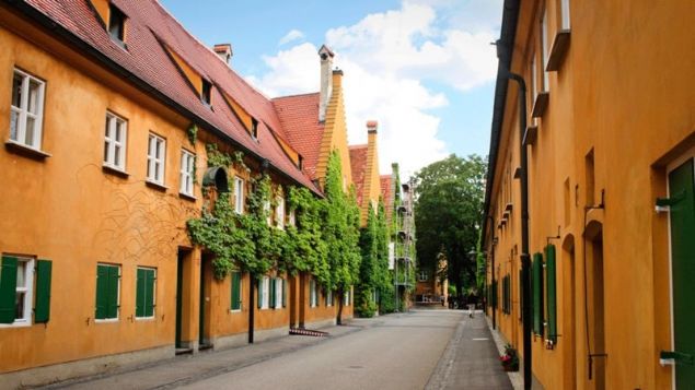 Yapt en mehur i ise Almanya'nn gneyindeki memleketi Augsburg'ta yaptrd sosyal konut   projesi, Fuggerai. Bu evlerde oturanlar hala ylda sadece 1 ABD dolar kira dyor.   Steinmetz 'Bankaclar perde arkasnda almaya alkndr' diyor.  Ancak bu, Jakob Fugger'in izini brakmad anlamna gelmiyor. Aslnda, oumuz bilmesek de   etkisi bugn hala hissediliyor.  <br><br>  te Fugger'a borlu olduumuz 5 ey;    