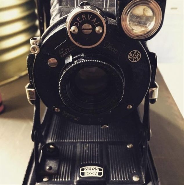 Merakla negatif filmleri banyodan geiren adam grdkleri karsnda aknln gizleyemedi. 