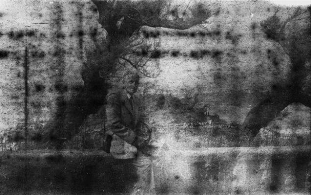 Dierinde ise omzunda kamera antas olan yal bir adamn olduu grnyor. 