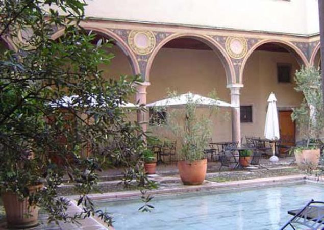 Bu nedenle, farkl� �ehirlerdeki siyasi ve ticari faaliyetler hakk�nda bilgi getiren ulaklara para �d�yordu.      