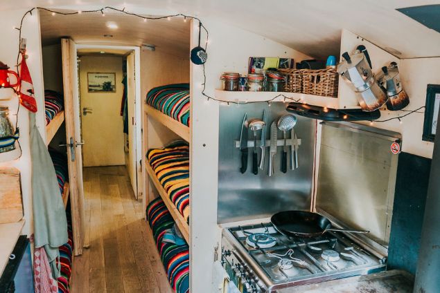 Otobs grnml hostelde misafirler iin alt yatak, souk gnler iin bir soba ve muhteem bir at kat bulunuyor.   