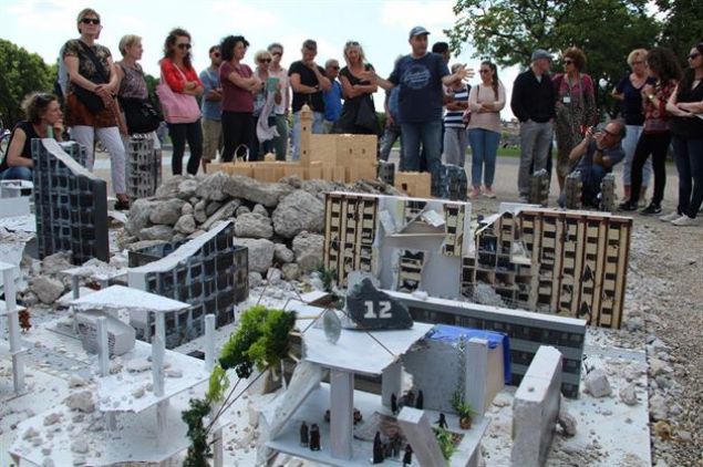 Minyatrler, daha gereki olmas iin Halep'te savan tan olmu kiilerin anlattklarna gre dizayn edildi. 