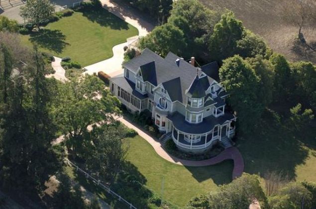 30 yldr kocasyla ayn maliknede yayor. 