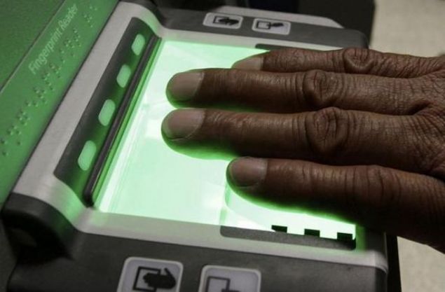 Personelinin ie ge gelmesinden nefret eden Ergen, nce kartl turnike sistemine gemi. Sonra sahtekarlk grnce parmak iziyle alan otomat kurmu. 