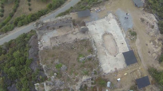  Bunlar bizim iin ok nemli nk btn Akdeniz'de kendi seramiini reten kentler markalamay salam. Bunlardan birisi de Antiocheia ad Cragum'dur. Bunu da bu sene net bir ekilde anladk. Kazlar esnasnda bulduumuz frnlar olduka iyi durumda ele geirilen frnlardr. Seramik atklar ve bunlarn zerinde kent retimi olduunu gsteren mhrler retimin burada yapldn doruluyor. Belki de buras btn Akdeniz iinde  markalamay salayabilmi nemli retim merkezlerinden birisi olduunu gsteriyor. Genelde her kentin kendisine ait bir mhr, tanmlamas ya da ksaltmas bulunur. Burada 'A.N.T' harfleriyle tanmlanan bir mhr kullanlm. Bu mhr kullanan tek kent buras deil. Antiocheia ismiyle anlan baka kentler de var. Ancak bu seramik frnlar ve dier retimi kantlayan bulgular mhrn bu kente ait bir damga olduunu gsteriyor' dedi. 