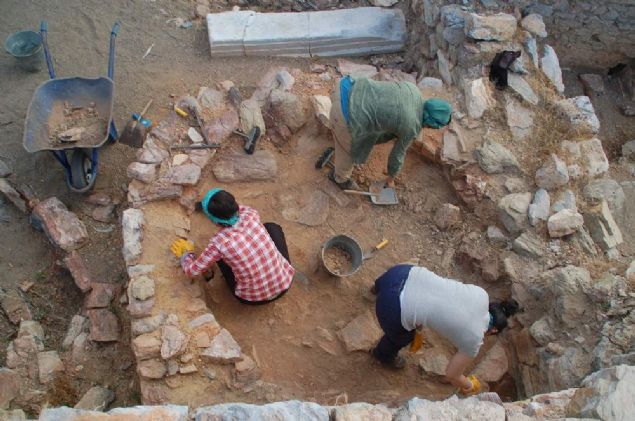 Daha nce burada olduka geni ve kaliteli mozaiklere rastladklarn hatrlatan Birol Can, bu ylki kazlarda kentin marka deerinin olduunu kantlayan bulgulara rastladklarn syledi. Kentteki frnlarda retilen mlek ve mozaik gibi rnlerde, kente ait olduu anlalan bir damga olduunu aklayan Can, zellikle bu yl ki almalarmz kentin hamam yapsnda younlatrdk. Hamam kazlarnda bu sene hamamn orijinal kullanmna ynelik mimar bulgularn yansra daha ge dnemdeki yani hamamn kullanmnn tamamlanmasndan sonra ilev kazanan seramik frnlar zerinde younlatk. 