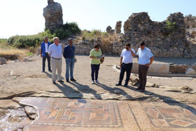   almalar hakknda bilgi veren Kaz Bakan Prof. Dr. Michael Hoff ise antik kentin ok byk ve zengin bir kent olduunu syleyerek, 2005 ylndan bu yana kaz almalarn uluslararas bir ekiple srdryoruz. lk sezonlarda kentin tapnak yaps zerinde duruldu ve bu yapnn almas byk lde tamamland. imdi restorasyonlarn projelendirme aamasndayz. Onu dnda kentin meclis binas aa karld. Bu yl tamamen kazlm olacak. Olduka byk bir kompleks olduu iin birka yldr kazs devam ediyor ve belli ki birka yl daha devam edecek. Kent olduka byk ,yaklak 30 hektarlk bir alana yaylan bir alandan bahsediyoruz. O yzden u an sahip olduumuz imkanlarla dnrsek herhalde bu kentin kazlar en az 300 yl srecek. Ama her sene heyecan verici keiflerini grebiliyoruz diye konutu. 