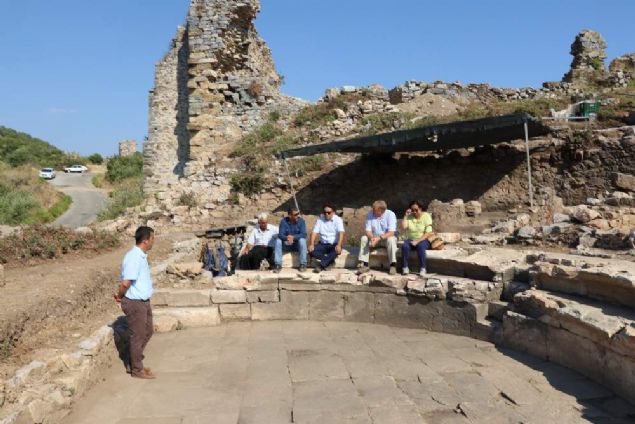 Kaz ekibini ziyaret eden Gazipaa Kaymakam Nurullah Kaya ve Gazipaa Belediye Bakan Adil elik, Kaz Bakan Hoff ve Bakan Yardmcs Candan almalar hakknda bilgi ald. Kaymakam Kaya ekibin kaz evi sorununu zdklerini ve kan rnlerin sergilenmesi iin kk bir mzenin ileye kazandrlmas ynnde giriimlerde bulunduklaran syledi. Kaya gelecek yl kaz almalarnn daha hzl yrtleceini szlerine ekledi.    Belediye Bakan Adil elik ise en az 2 bin yllk olan tarihi meclis salonunda temsili bir meclis yrtt. Meclis salonunu ilgiyle inceleyen Bakan elik,  Antiocheia ad Cragum Antik Kenti'ni gelecekte Trkiye'nin ve dnyann sayl alanlarndan birisi olacana eminim. nk burada muazzam bir tarih yatmaktadr. Bunlar korumak bizlerin grevi ve yeni nesillerin grevidir. nallah gelecek yl Temmuz ya da Austos ayndaki meclisimizin birini burada yaparak, Gazipaa iin aldmz kararlar buradan duyurmak istiyoruz. Tarihi zenginliimizin gzler nne kmas ve tm dnyann grmesi iin inallah gelecek yaz aynda meclisimizi burada toplayacaz. Bunun mjdesini de imdiden duyuruyorum' dedi. 