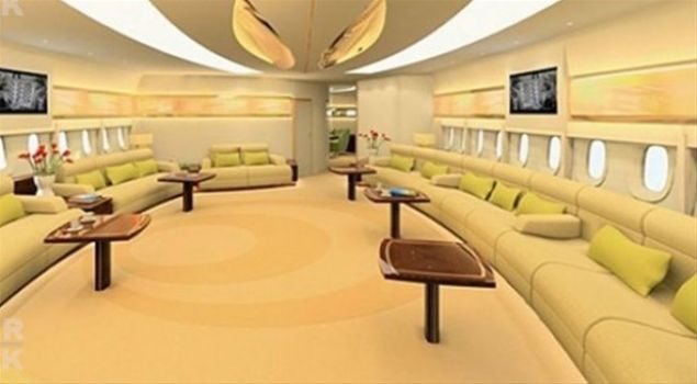 Prens, 2003 ylnda ua satn aldktan sonra iki lks yatak odas, 14 kiilik yemek masas, hatta uan ortasna bir de taht ekletti.     