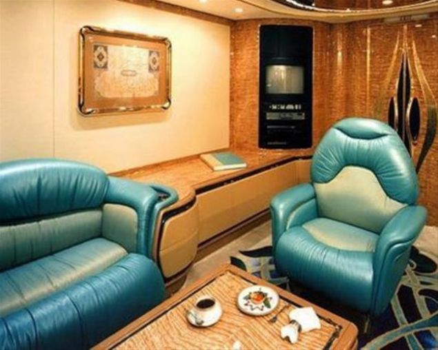 Oturma odas, yatak odas ve banyonun tamam altn ve Lalique kristalinden dekore edilmitir.      