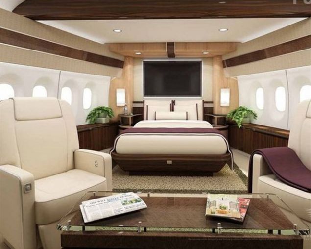 Hong Konglu iadam, uaa fazladan abartl eklemeler yapt iin uakta az koltuk bulunuyor. Uan orijinalinde ise 467 yolcu koltuu bulunuyor.     