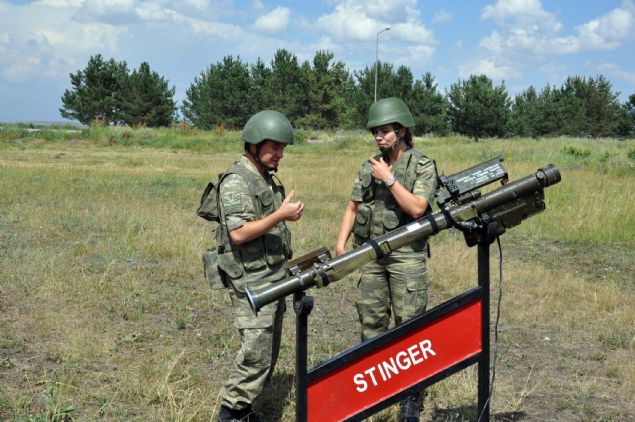 Tugayn ara, silah ve tehizatlarnn bakm ondan soruluyor  <br><br>  14nc Mekanize Piyade Tugaynda Bakm Birlik Komutanl grevini yrten Yzba zlem Altunda Fatura, 'Tugaymza ait ara, silah ve tehizatn bakm ve onarm desteini salamak en byk sorumluluumuz. Tugay Komutanlnn st blgelerinde nemli grevleri de dikkate alndnda ara, silah ve tehizatn greve hazr halde bulundurulmas, arzalandnda ise doru ve hzl ekilde mdahale edilmesi, blgedeki hareket kabiliyetimizi ve ate desteimizi etkileyeceinden sorumluluumuz ok byk. Bu sorumluluu mahiyetimde bulunan 2 subay, 56 astsubay, 14 uzman erba ve 102 erba ile birlikte yerine getiriyoruz' eklinde konutu. 