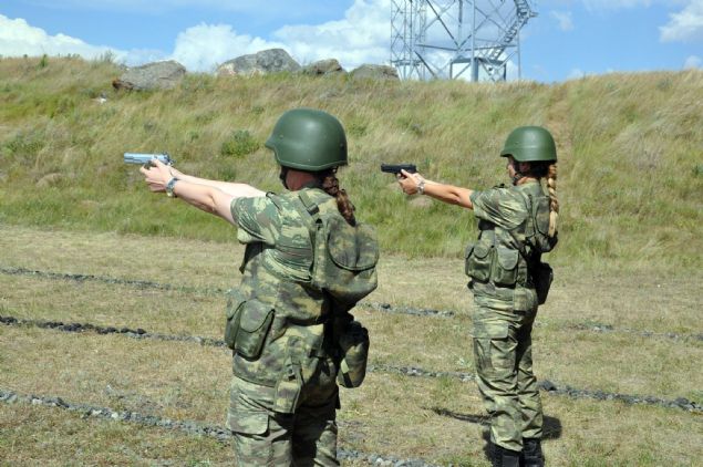 Hedeflerini 12den vuran kadn komutanlar Karsta havadan ve karadan geie izin vermiyor. Dosta gven, dmana gzda veren Karsn kadn komutanlar snr beklemenin de hakl gururunu yayor.   