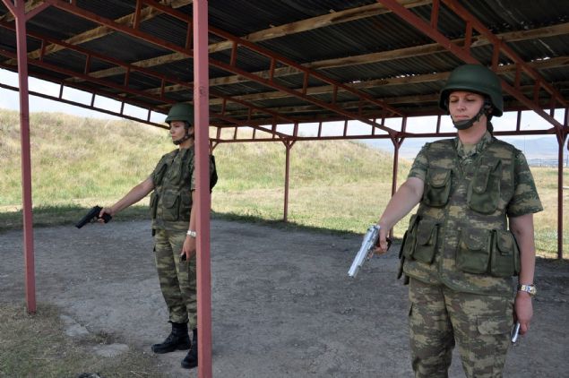 Fatura, 2015 ylnda atand Karsta Bakm Birlik Komutan olarak grev yapyor. Serhat bekleyen kadn komutanlar yaptklar baarl almalardan dolay stleri tarafndan dllendirilerek onura edildi.   