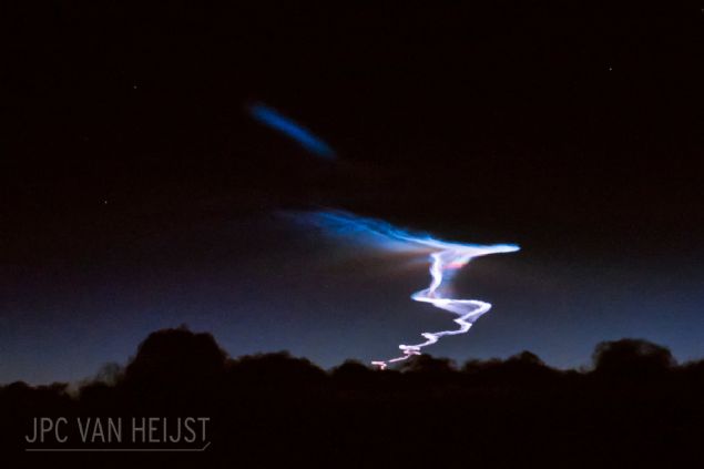 Havadaki grnt grllmeye baladktan sadece birka dakika sonra, roketin egzoz gaz muhtemelen gnein aydnlk asna bal olarak renk ve ekli deitiren karanlk gkyznde eitli aydnlatlm lekeler eliinde parlak kavisli bir iz oluturmaya balyor.    