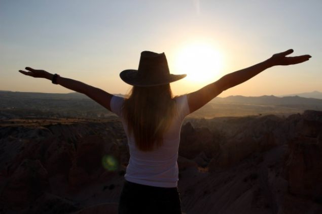 Kapadokya blgesine Azerbaycandan gelen Aynishan Guliyeva, Kapadokyada Kzlukur vadisinde gn batm izlemek ok romantik. Ben ok sevdim. Herkese Kapadokyada gn batm izlemeyi tavsiye ediyorum. Kapadokyaya gelip de bu grnty izlememek bence gnah. Onun iin ki herkes gelmeli ve grmeli. Ben Kapadokyaya gelmeyi hep hayal ettim. uan gerekten ok mutluyum. Tm dnyaya sesleniyorum. En gzel gn batm Kapadokyada eklinde konutu. 