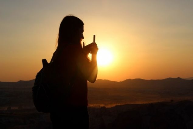 Gnein son klarn izleyebilmek iin Kzlukur Vadisine gelen turistler, batan gnele birlikte bol bol hatra fotoraflar ektiriyor.  