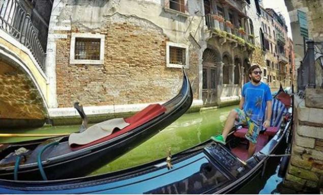 Gezi masraflarnn yzde 80'lik blmn bardak satarak karladn syleyen Armaan, bir bardak iziminin 30 dakika ile 5 saat aras srdn ve 40-50 liraya sattn belirtiyor.  <br>  talya     