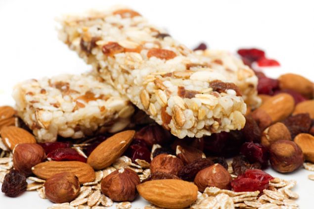Granola bar<br><br>  Zararl� i�erik: �eker, m�s�r �urubu, sorbitol (yapay tatland�r�c�), soya ya�� ve BHT   