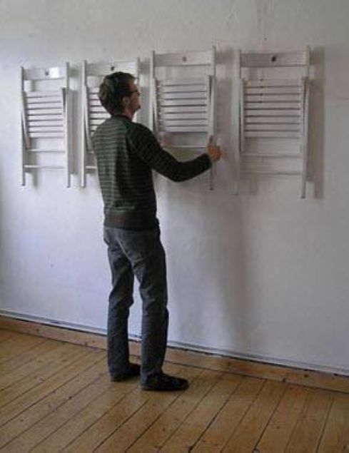 Sandalyeleri duvara ast�ktan sonra...   