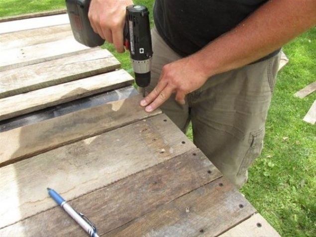 Ard�ndan ah�ap malzeme kullanarak yepyeni bir buzdolab� yapt�. ��te son hali...   