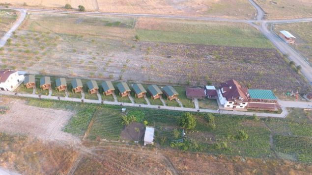 Bu b�lge i�in olduk�a b�y�k bir rakam. Benim i�in de b�y�k bir rakam ama birilerinin bu riski almas�, bunun yap�labilirli�ini g�stermesi gerekiyordu. Do�du�um, b�y�d���m topraklara bir sosyo ekonomik kurtulu� olarak bakt���m projeyi hayata ge�irme hedefim vard�.     