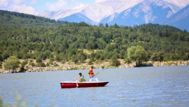 Bu projeyle kolay� de�il zoru se�erek belki mevcut �al��makta oldu�um i� yerinde b�t�n konforumu, sosyo ekonomik y�nden kazan�lar�m� bir kenara b�rakarak, do�du�um b�y�d���m yerlerde b�yle bir sosyal sorumluluk projesi ger�ekle�tirerek, ba�ar�l� olabilece�ini ispatlamaya adad�m kendimi. Bir y�l i�inde de �nemli bir ba�ar� elde etti�ime inan�yorum.    