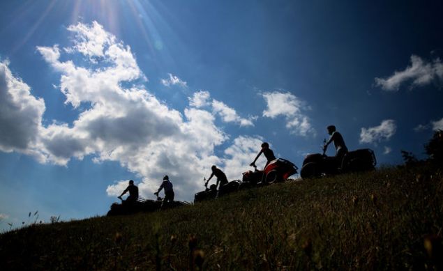 'EKONOM� Y�N�NDEN �OK GER� KALMI� B�R B�LGE' <br><br>  Do�ru, bu projenin sadece ticari de�il sosyal sorumluluk projesi oldu�una dikkati �ekti. B�lge halk�n�n genellikle tar�m ve hayvanc�l�kla u�ra�t���n� belirten Do�ru, s�zlerine ��yle devam etti:    