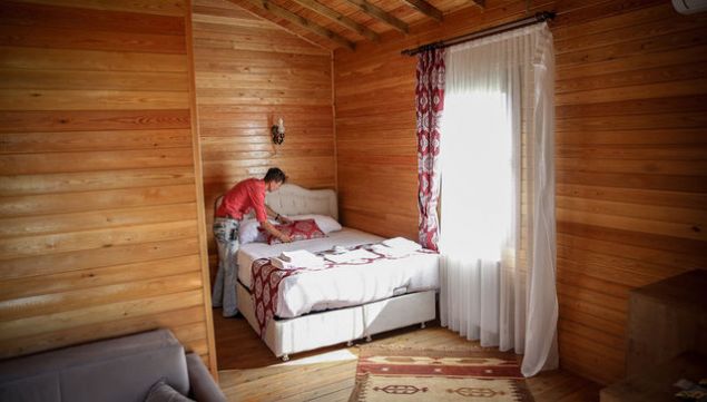 Bu de�er yarat�ld��� zaman �lkemizin �u andaki en b�y�k sorunlar�ndan olan k�yden kente g���n bir nebze de olsa tersine �evrilebilece�ini de hedefliyorum. Maalesef Uluda� bu b�lgeyi sadece Bursa'yla fiziksel olarak ay�rm�yor, sosyo k�lt�rel ve ekonomi y�n�nden de ay�r�yor. Ekonomi y�n�nden �ok geri kalm�� bir b�lge. N�fusunun b�y�k bir b�l�m�n� g�� vermi�. Bana g�re sakl� cennet olan bu b�lgede alternatif turizmin �ok ba�ar�l� olaca��na inan�yorum.     