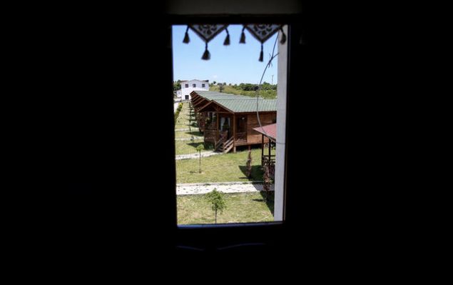 'Projeden �nce 10-15 bin lira de�eri olan bir d�n�m arazi, �u anda minimum 100 bin lira civar�nda. Bu bile y�re halk� i�in k�sa vadede elde edilmi� bir kazan�t�r. Burada yerli turistlerimizin yan�nda yabanc� turistlerimiz de olduk�a fazla ve say�lar� art�yor. Turistler taraf�ndan da be�eniliyor. Arap misafirlerimizin say�s� �ok fazla. Bu anlamda hem y�re turizmine yeni bir nefes olduk hem de Bursa turizmine bir zenginlik katt�k. Her gelen misafirimiz �ok daha geni� ve kalabal�k gruplarla tekrar geliyorlar. Kendilerini burada evlerinde hissettiklerini s�yl�yorlar'    