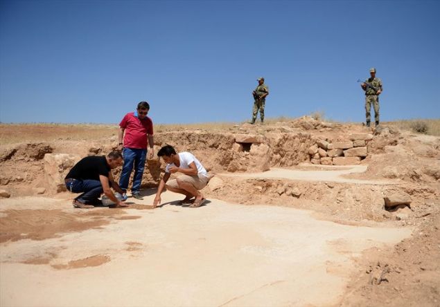       Kilis'in Elbeyli il�esinde yakla��k bin 600 y�ll�k �apel ile kitabe ve taban mozai�i bulundu.      