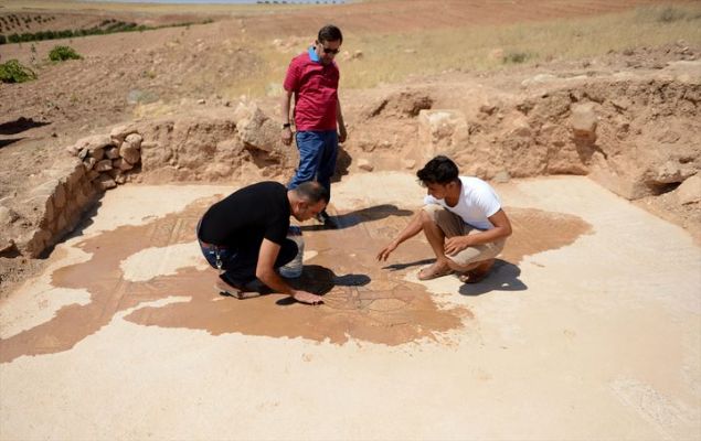       B�lgede arkeologlarca yap�lan kaz�da, erken Bizans d�nemine tarihlendi�i d���n�len yakla��k bin 600 y�ll�k �apel kal�nt�lar� ile kitabe ve taban mozai�ine ula��ld�.  