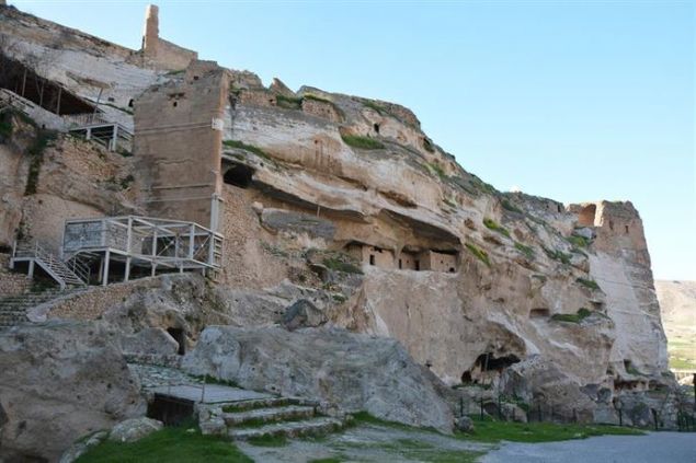 Hasankeyf Kalesi orta kap�s� (foto�rafta) ta��nacak eserler aras�nda bulunuyor.  