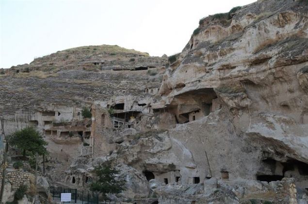 Diyarbak�r Tabiat Varl�klar�n� Koruma Kurulunca, incelemenin tamamland��� �mam Abdullah T�rbesi, Artuklu Hamam�, Er-R�z�k Camisi minaresinin b�t�nsel olarak, 550 y�ll�k Zeynel Bey T�rbesi gibi 'Kendinden Tahrikli Mod�ler Ta��y�c�' (SPMT) ile ta��nmas� karar� al�nd�.  