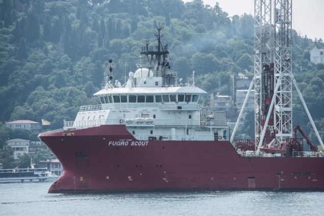 84 METRELK GEM ALIMAYA BALADI  <br><br>  Zemin aratrma gemisi Fugro Scout dn geldii stanbul Boaznda bugn bir rmorkr eliinde almaya balad. 