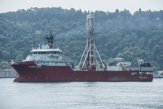 Panama bayrakl aratrma gemisi 'Fugro Scout', zemin etd iin geldii stanbul Boaz'nda alma yapmaya balad. 
