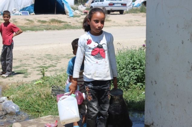 'Bizim u anda sorunumuz tuvalet ve su. Yetersiz geliyor. Burada 250 kii var. Sabahlar ie gidiyorlar. akamlar geldikleri zaman sular yok, tuvaletleri skntl. Belediye gelip ekiyor ama yetersiz. Tekrar eskisi gibi oluyor. Bunun zlmesi lazm. Ya bytlmesi ya da konteyner gibi seyyar geici bir tuvalet olmas lazm. ocuklar burada top oynuyorlar. Park olmas lazm mesela burada. Bu ocuklara bir eitim verilmesi lazm, geici bir okul olmas lazm. Burada hemen hemen 70-80 ocuk var' 