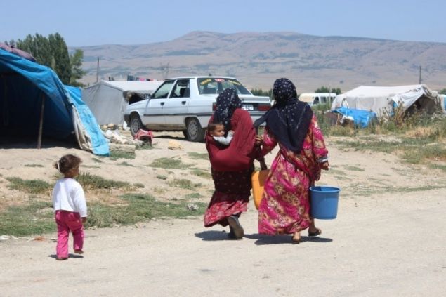 adrda yaamann zor olduunu anlatan bir ocuk ise sorunlarnn dzeltilmesini ve mutlu olmak istediini syleyerek, 'Burada yaamas zor. Hava geliyor, yamur geliyor o yzden zorlanyorum ben. Yamur yadnda adra gidiyoruz. adra su geliyor. Gn iinde arkadalarmzla oynuyoruz. Bizim tuvaletimiz yok, suyumuz yok, parkmz yok. Hibir ey yok burada. Sadece top oynayabiliyoruz baka bir ey oynamyoruz. Bunlarn dzeltilmesini istiyorum, mutlu olmamamz istiyorum' ifadelerini kulland. 