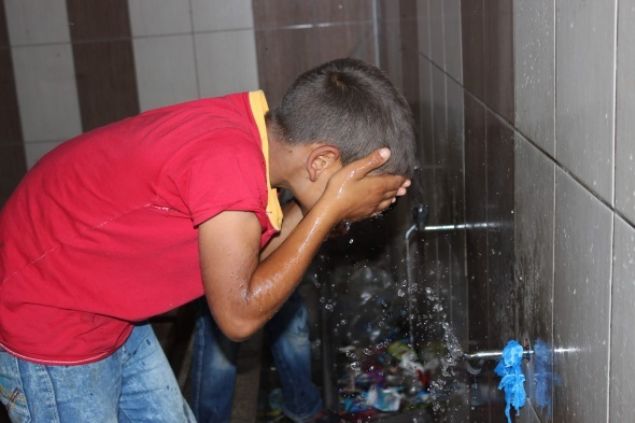 Eskiehir'e mevsimlik ii olarak gelerek alan vatandalarn ocuklar, kurulan adr blgesinde bedenlerinden byk bir mcadele iine girerek, bazen su tayor, bazen ate yakp, kendilerinden kk kardelerine bakyor. 