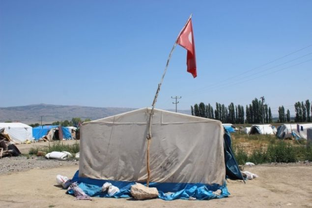 En byk oyunlar ise adr iinde oturmak ya da futbol topu bulurlarsa oynamak. 