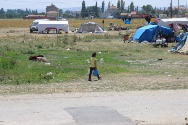 10 yanda olan ve adrda kalan Abdlrakip Ta, burada tuvaletlerinin ve sularnn olmadn syleyerek,'Tuvaletimiz yok suyumuz yok. Oyun oynuyoruz. Biz burada park istiyoruz, tuvalet istiyoruz su istiyoruz. Mutluyuz' dedi. 